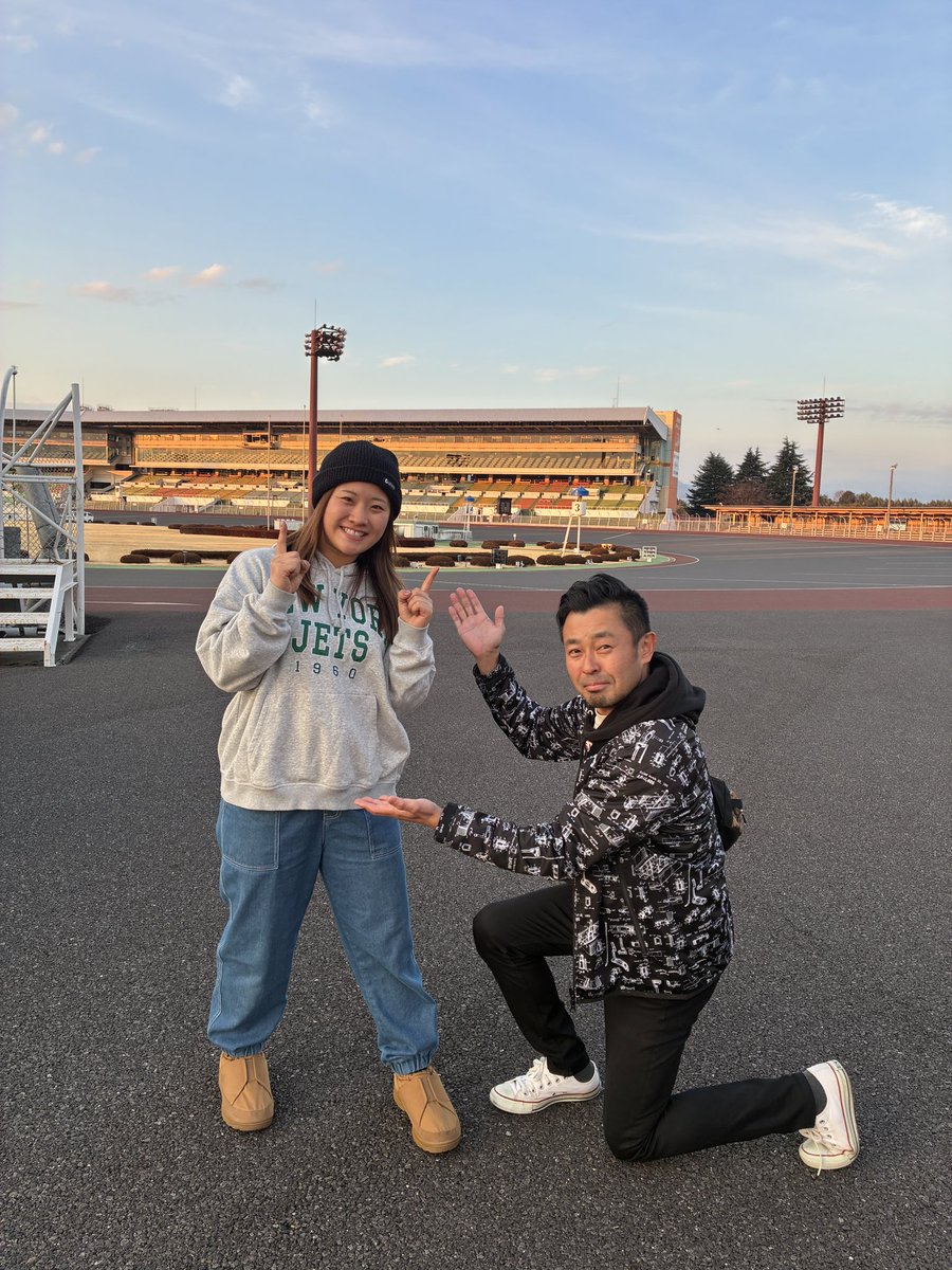 Bf6SpEfmYTuqxo7's tweet photo. 山口シネマ杯優勝戦🏆🥇❣️
優勝は高橋絵莉子選手が最終回3コーナーで逃げる藤本選手をインから捌いて大まくりの中野選手を突っ張ってVゴール🏁
自身2度目，久々の優勝を決めました🎊
えりちゃんおめでと〜う🎉㊗️
凄いレースでしたね👀
＃伊勢崎オートレース
＃山口シネマ杯
＃高橋絵莉子
＃創立100周年 https://t.co/NjVPmGEJyb