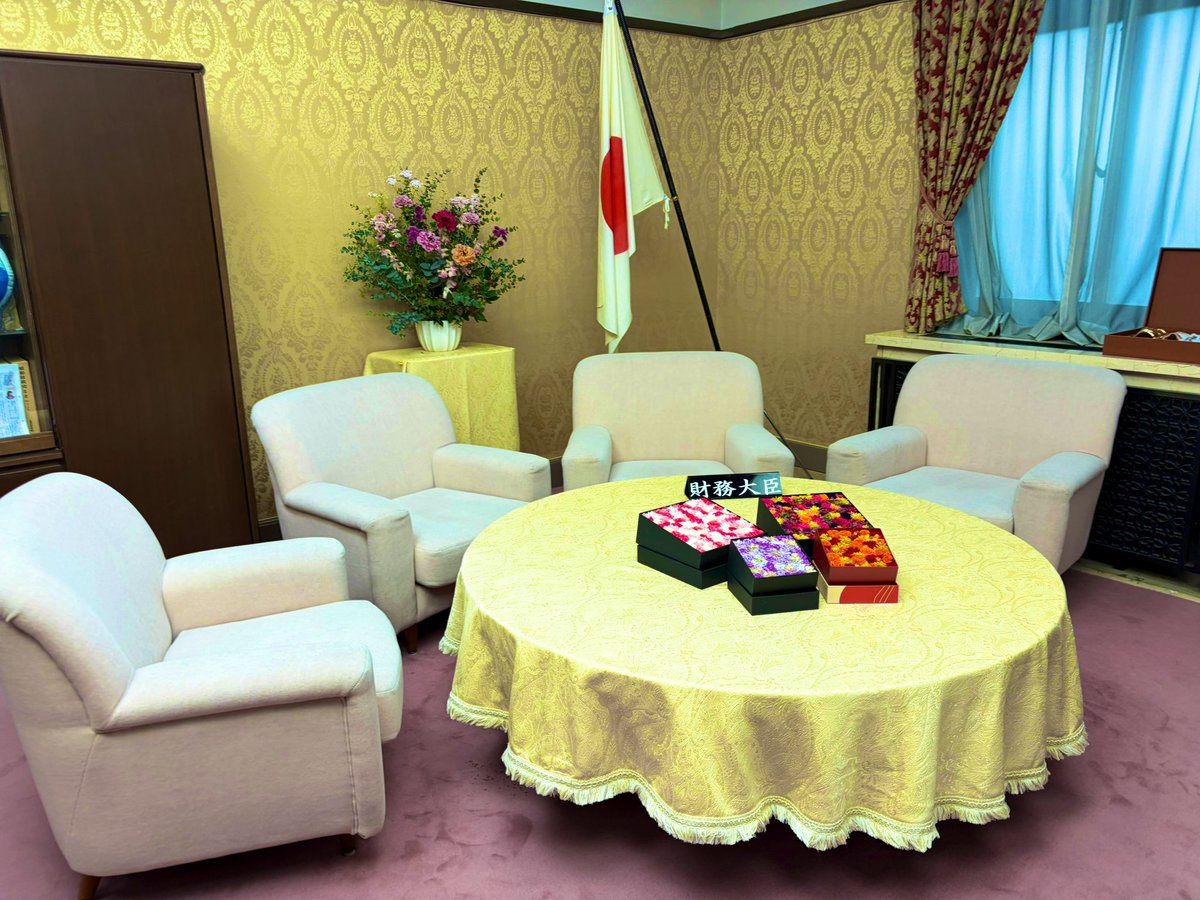 晴海フラッグの役員・対策委員など一同で、片山さつき大臣に現況報告(晴海フラッグの諸問題について)をしに伺いました。

また、外国人関連の問題をお伝えした所、要望書にまとめて政府・与党でご検討頂く方向でご調整頂きました。