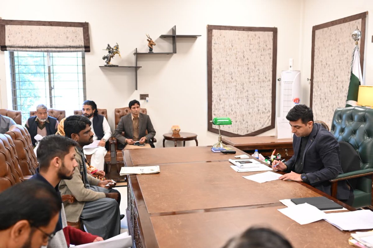 DCFaisalabad's tweet photo. ڈپٹی کمشنر کیپٹن (ر) ندیم ناصر روزانہ کی بنیاد پر صبح 10 سے 11:30 بجے تک شہریوں کے مسائل سن رہے ہیں۔
@GovtofPunjabPK 
@MaryamNSharif 
@TeamMNSharif 
#GovtOfPunjab
#cmpunjabmaryamnawazsharif
#CSPunjab
#CMPunjab
 #Faisalabad
#PublicDealing https://t.co/7pHqXAe3Be