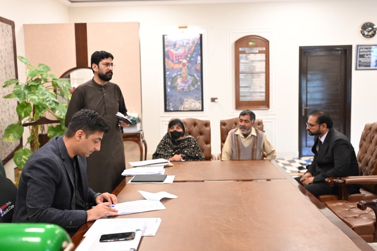 DCFaisalabad's tweet photo. ڈپٹی کمشنر کیپٹن (ر) ندیم ناصر روزانہ کی بنیاد پر صبح 10 سے 11:30 بجے تک شہریوں کے مسائل سن رہے ہیں۔
@GovtofPunjabPK 
@MaryamNSharif 
@TeamMNSharif 
#GovtOfPunjab
#cmpunjabmaryamnawazsharif
#CSPunjab
#CMPunjab
 #Faisalabad
#PublicDealing https://t.co/7pHqXAe3Be