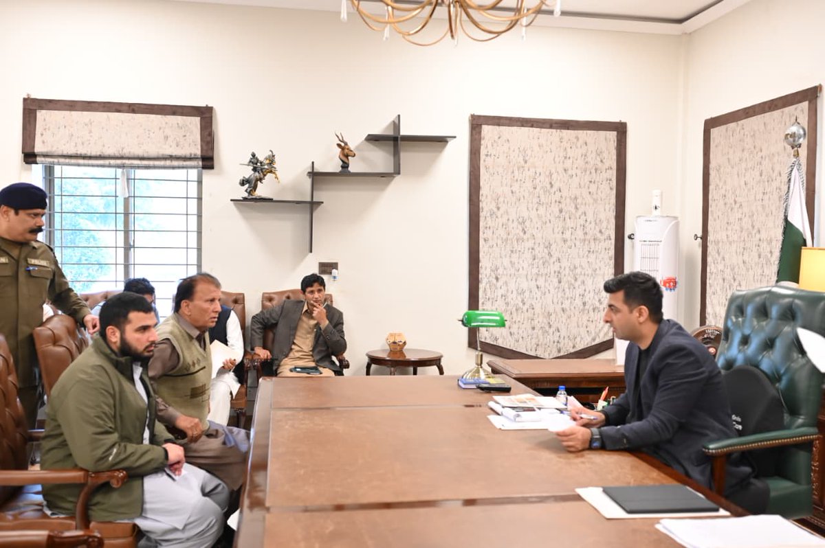 DCFaisalabad's tweet photo. ڈپٹی کمشنر کیپٹن (ر) ندیم ناصر روزانہ کی بنیاد پر صبح 10 سے 11:30 بجے تک شہریوں کے مسائل سن رہے ہیں۔
@GovtofPunjabPK 
@MaryamNSharif 
@TeamMNSharif 
#GovtOfPunjab
#cmpunjabmaryamnawazsharif
#CSPunjab
#CMPunjab
 #Faisalabad
#PublicDealing https://t.co/7pHqXAe3Be