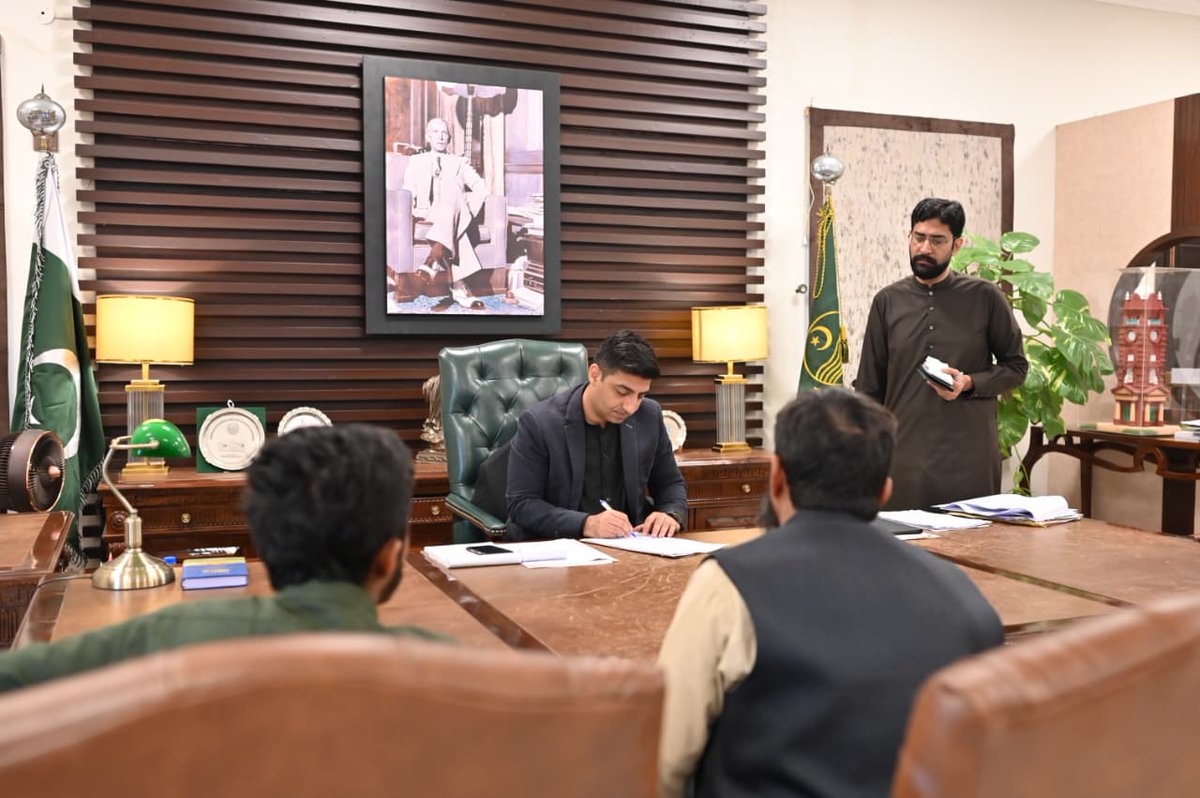 DCFaisalabad's tweet photo. ڈپٹی کمشنر کیپٹن (ر) ندیم ناصر روزانہ کی بنیاد پر صبح 10 سے 11:30 بجے تک شہریوں کے مسائل سن رہے ہیں۔
@GovtofPunjabPK 
@MaryamNSharif 
@TeamMNSharif 
#GovtOfPunjab
#cmpunjabmaryamnawazsharif
#CSPunjab
#CMPunjab
 #Faisalabad
#PublicDealing https://t.co/7pHqXAe3Be