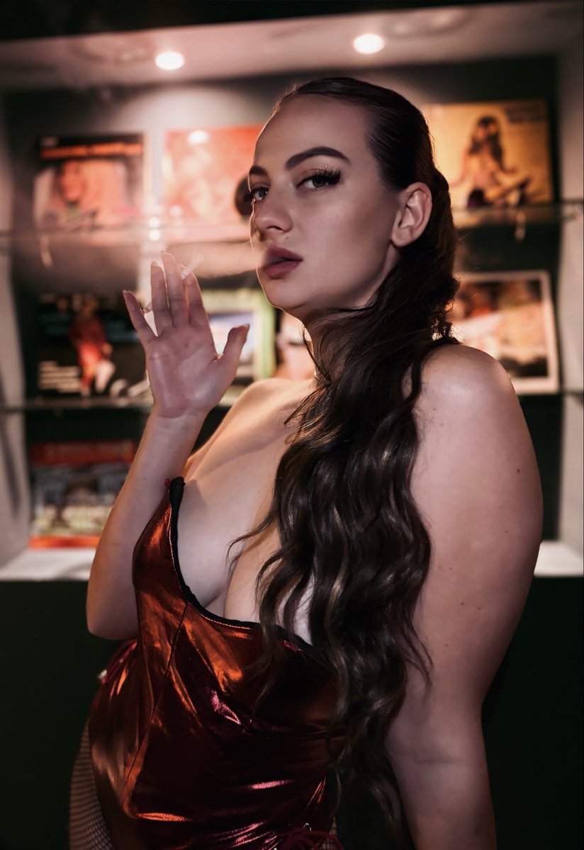 CurlyyChloee's tweet photo. Reason to go clubbing?
#ootd #club #smoking https://t.co/xBafvag6yi