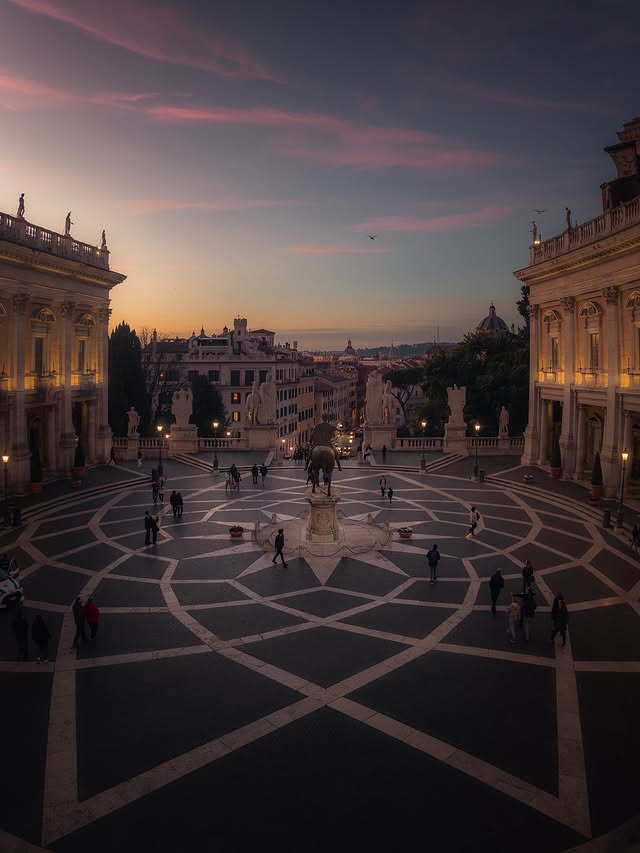 Turismoromaweb's tweet photo. Piazza del Campidoglio nella luce di un tramonto. 🌇

Piazza del Campidoglio bathed in the glow of sunset. 🌇

📸 IG antoniobarto21
#VisitRome https://t.co/OgL3t0nDst