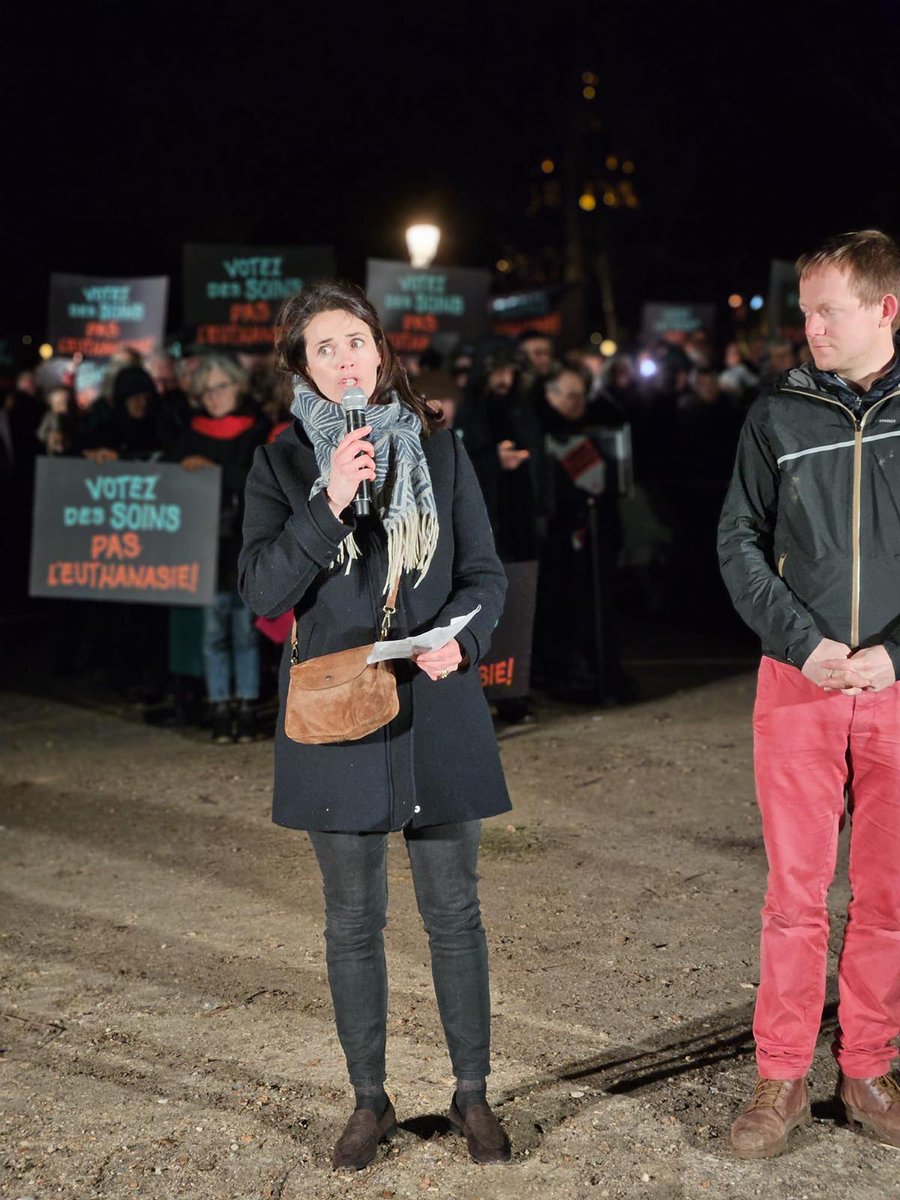 Hier, alors que les débats sur la fin de vie reprenaient dans l'hémicycle, la Fondation Jérôme Lejeune a participé avec <a href="/allianceVITA/">Alliance VITA</a>, la <a href="/CNAFC/">Les AFC</a>, l'<a href="/OCH_Handicap/">Fondation OCH</a>  et le <a href="/cpdh_eu/">CPDH</a>, à un grand rassemblement près de l’Assemblée nationale pour dire NON à l'euthanasie et au suicide