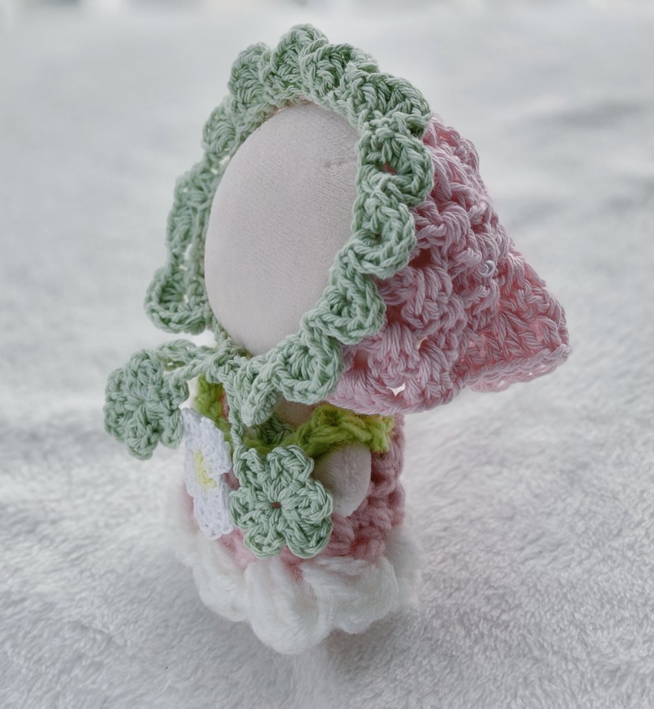 2/21&amp;22土日両日参加
#ぬいFes06 新作✨
🍓いちごのバブーシュカ
（サイズ2種　頭囲18〜20cm/21〜23cm）
大きめのぬいぐるみのケープとしても使えます
平置きした時にいちごに見えるようなシルエットにこだわって作りました♡

在庫は委託先のキャラメルキューブ様にも納品予定
#キャラメル_創作