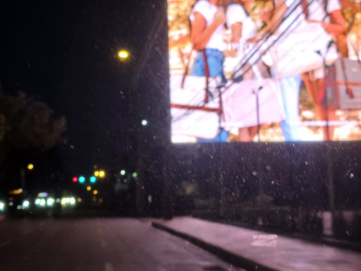 Socorro, cómo encandila esta pantalla! Sobre Eusebio Ayala, en la esquina antes del Shopping km 5 ☹️. Para pasar con gafas de sol 😎😅