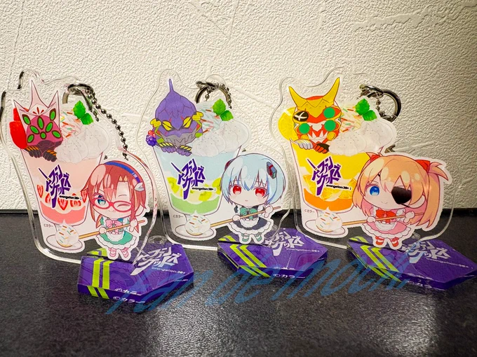 『EVANGELION:30+; ファンズマーケット』 #エヴァフェス #evafes #エヴァ30 出品物紹介 パフェアクリルキーホルダー パフェをモチーフにレイ・アスカ・マリをかわいいアクキーにしました アクスタにもできる台座付きです! 出展者:Fan de mock. 日程 :2月21日～23日 価格 :各1,500円
