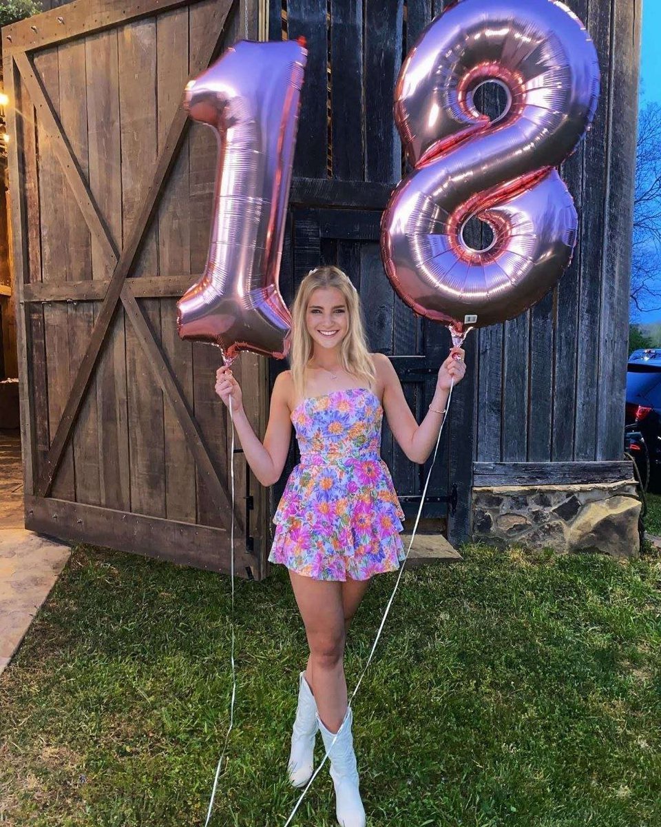 🦢💛:Mirar que linda cuando cumplí 18 añitos era muy linda y pura 🔞
