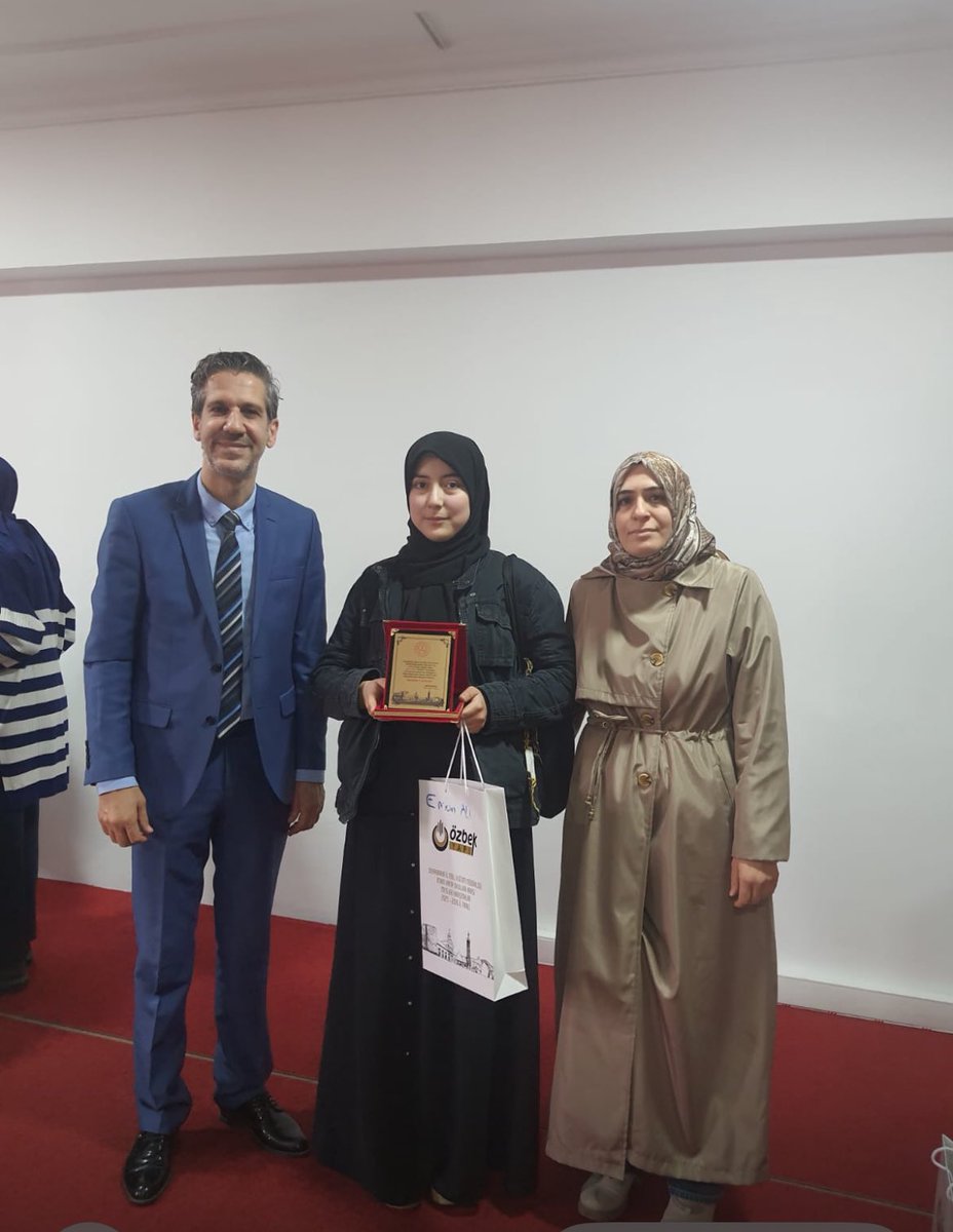 Din Öğretimi Genel Müdürlüğümüz tarafından düzenlenen mesleki yarışmalardan , Genç Nida Hafızlık yarışmasında okulumuz öğrencisi Eman Ali İl 3. sü oldu.. Öğrencimizi ve danışman öğretmeni Yasemin hanımı tebrik ederiz..
<a href="/BaglarMEM21/">Bağlar İlçe Milli Eğitim Müdürlüğü</a> 
<a href="/Diyarbakirmem/">Diyarbakır İl Millî Eğitim Müdürlüğü</a>
<a href="/meb_dinogretimi/">MEB Din Öğretimi Genel Müdürlüğü</a>