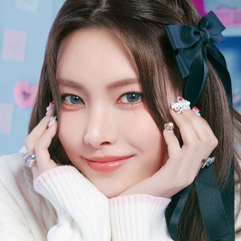 i don’t think we ever talk enough about how yunah is the first ever kpop idol to be born with NATURAL blue eyes… 

like her eyes are so gorgeous