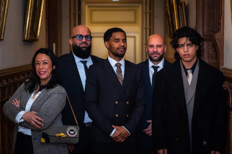 MyBester201o_O's tweet photo. 4 hommes et femmes d’affaired ont eu la chance de rencontrer le Dark kgnight lors d’un événement parfum ( il s’était  aspergé de The Moons …) https://t.co/bsy6wnmu3e