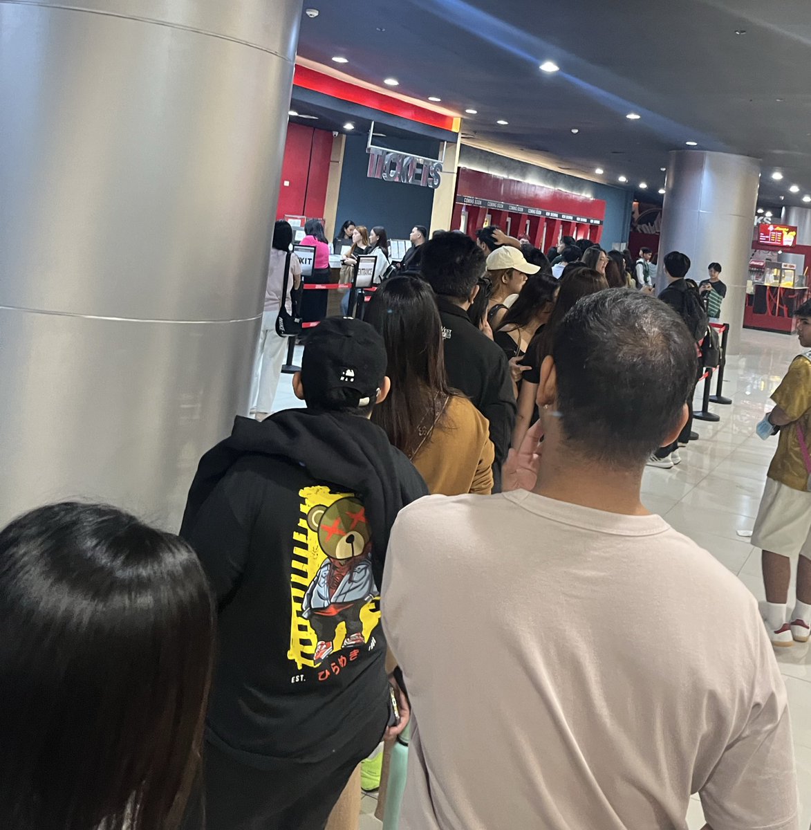 TweetPatrols's tweet photo. Sinasabi ko kasi sa inyo… its really the ticket prices. This was last night.. yung next screening na sold out na din… ayun 1hr early kami 😂 #TheLovedOne  #PHCinema https://t.co/I7u4zNhmyW
