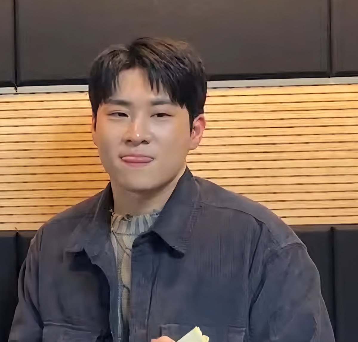 갑자기 작곡데뷔를 하게 되었을때 짓는 표정이란 이런거군🤣🤣🤣