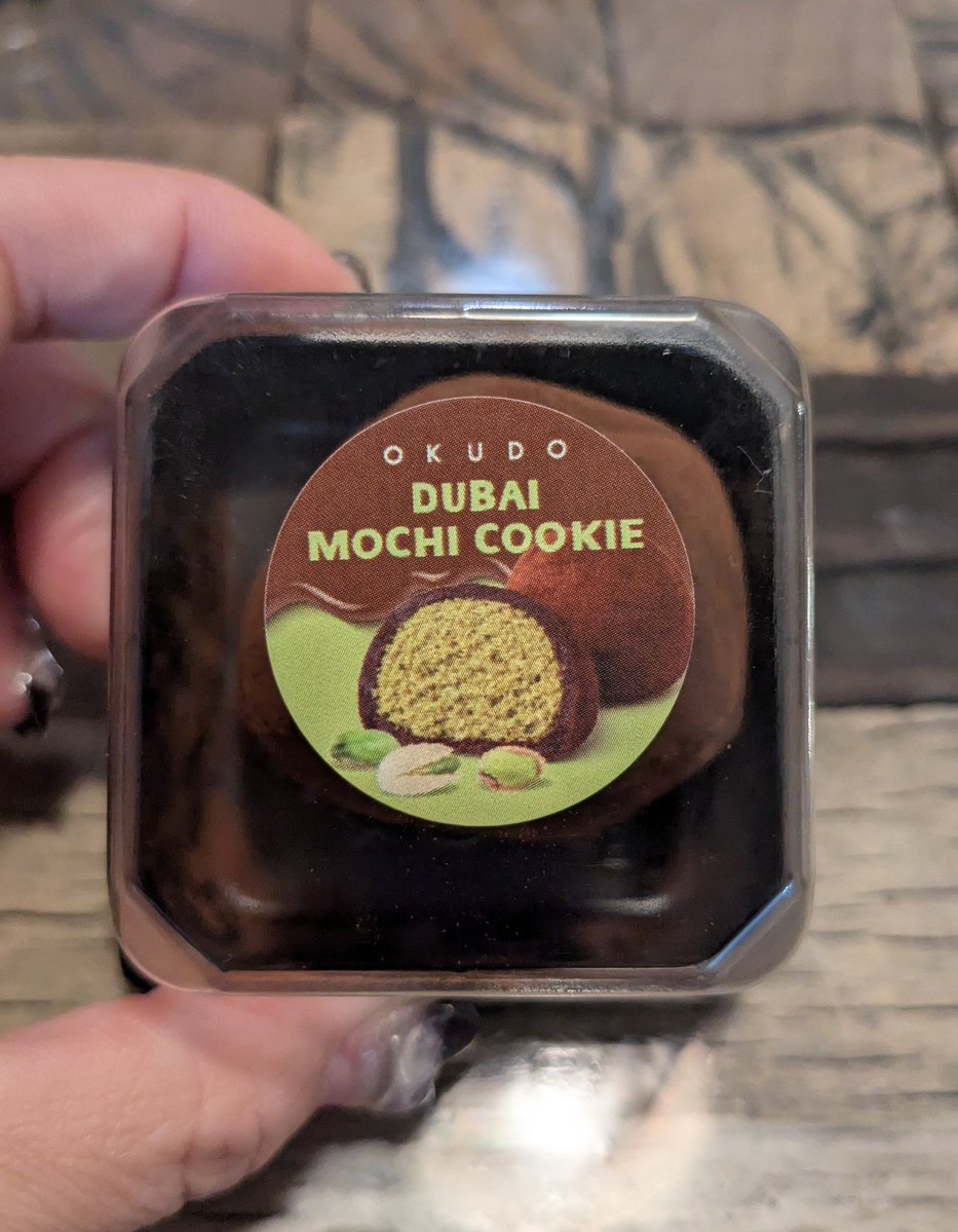 もちたく ドバイチョコの中身がザクザクとチョコもちの中に入ってて想像どおりの