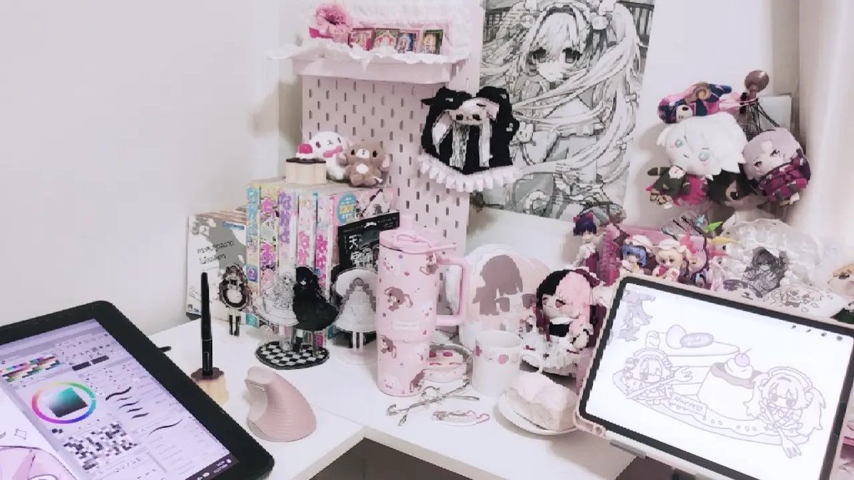 #รีวิวโต๊ะทำงานนักวาด

รกคุมากกก♡ โต๊ะมีสองมุม มุมทำงานไอแพดกับวาดคอมค่ะ แบตไอแพดหมดก็หันไปวาดคอมต่อ🐰