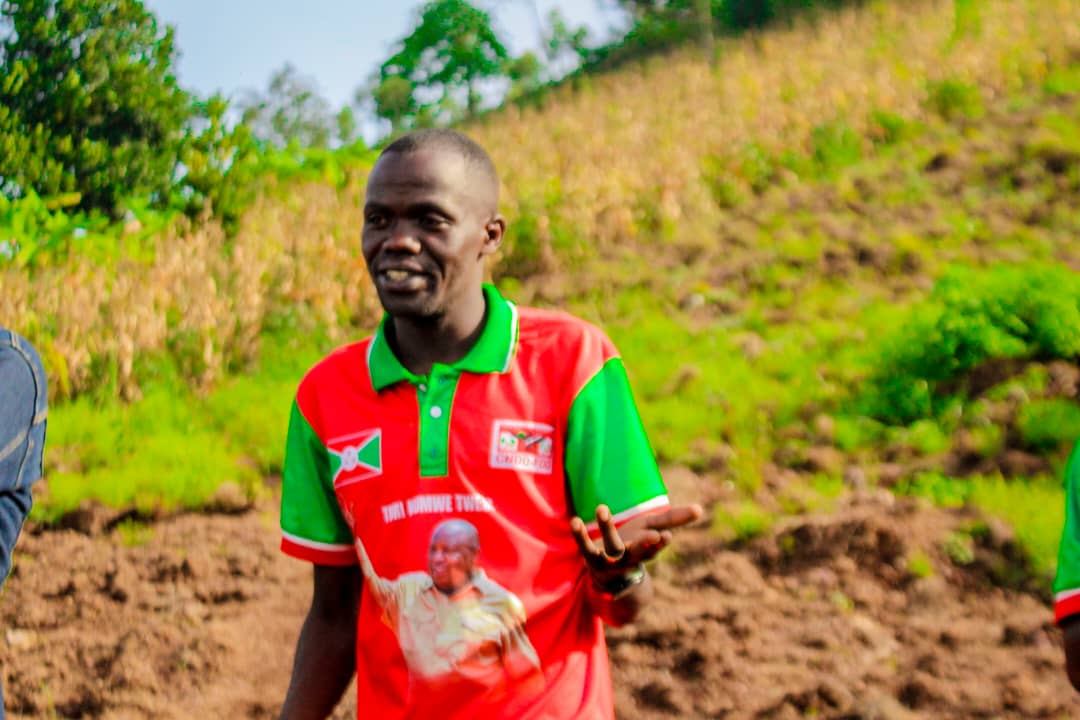 CnddFddButanyer's tweet image. #Busoni 16/02/2026
Mubikorwa arimwo vyo kugendera urwaruka rw'imbonerakure arusanga kukivi,Nzambimana J Claude arongoye umuhari w'imbonerakure,yaragendeye ama zone 5 ya komine #Busoni aho yasanze urwo rwaruka rwateragiye amavoka ashika 9550 narwo kugira rwiteze imbere.
1/2