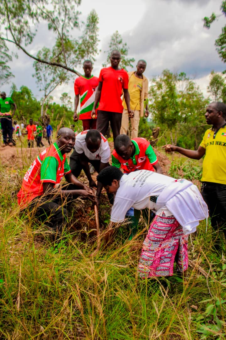 CnddFddButanyer's tweet image. #Busoni 16/02/2026
Mubikorwa arimwo vyo kugendera urwaruka rw'imbonerakure arusanga kukivi,Nzambimana J Claude arongoye umuhari w'imbonerakure,yaragendeye ama zone 5 ya komine #Busoni aho yasanze urwo rwaruka rwateragiye amavoka ashika 9550 narwo kugira rwiteze imbere.
1/2