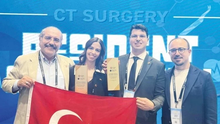 Türk Doktorlar Bilgi Yarışmasında Dünya Birincisi!

Hacettepe Üniversitesi Tıp Fakültesi’nden iki Türk araştırmacı ‘tıp’ tarihine adını yazdırdı. Dr. Nazlı Melis Coşkun ve Dr. Atilay Koltuk, ABD’de Göğüs Cerrahları Derneği tarafından düzenlenen bilgi yarışmasında Yale