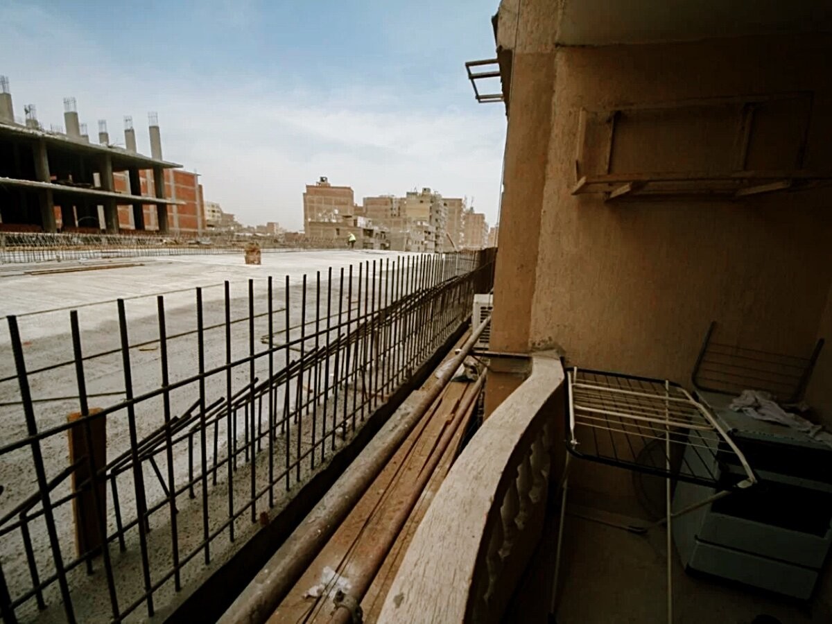 ตย.​ การพัฒนา​เมืองแบบสิ้นคิด​ ขาดการคำนึงถึงคุณภาพชีวิตผู้อยู่อาศัยอย่างรุนแรง เมืองไคโร​ อียิปต์​ รบ.​ตัดสินใจ​สร้างทางด่วน​ ที่ชิดกับที่พักอาศัยแบบนี้​ ผลกระทบ​เต็มๆ​
- มลพิษ​ทางเสียง/อากาศ​ PM2.5 
- privacy หาย​
- ทัศนะอุจาด การบดบังแสงแดด​/ลม ตึกกลายเป็นจุดอับและดูโทรม