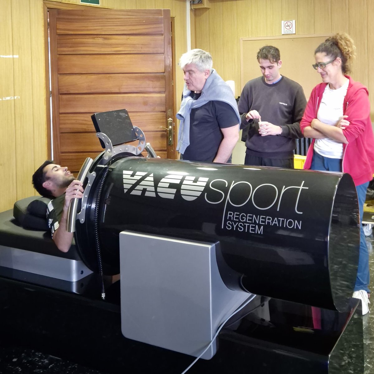 FORMACIÓ FISIOTERAPEUTES AL CTEIB

El nostre equip de fisioterapeutes s'està formant en l'ús de nova tecnologia per a la recuperació dels esportistes de la Fundació de l'Esport Balear.