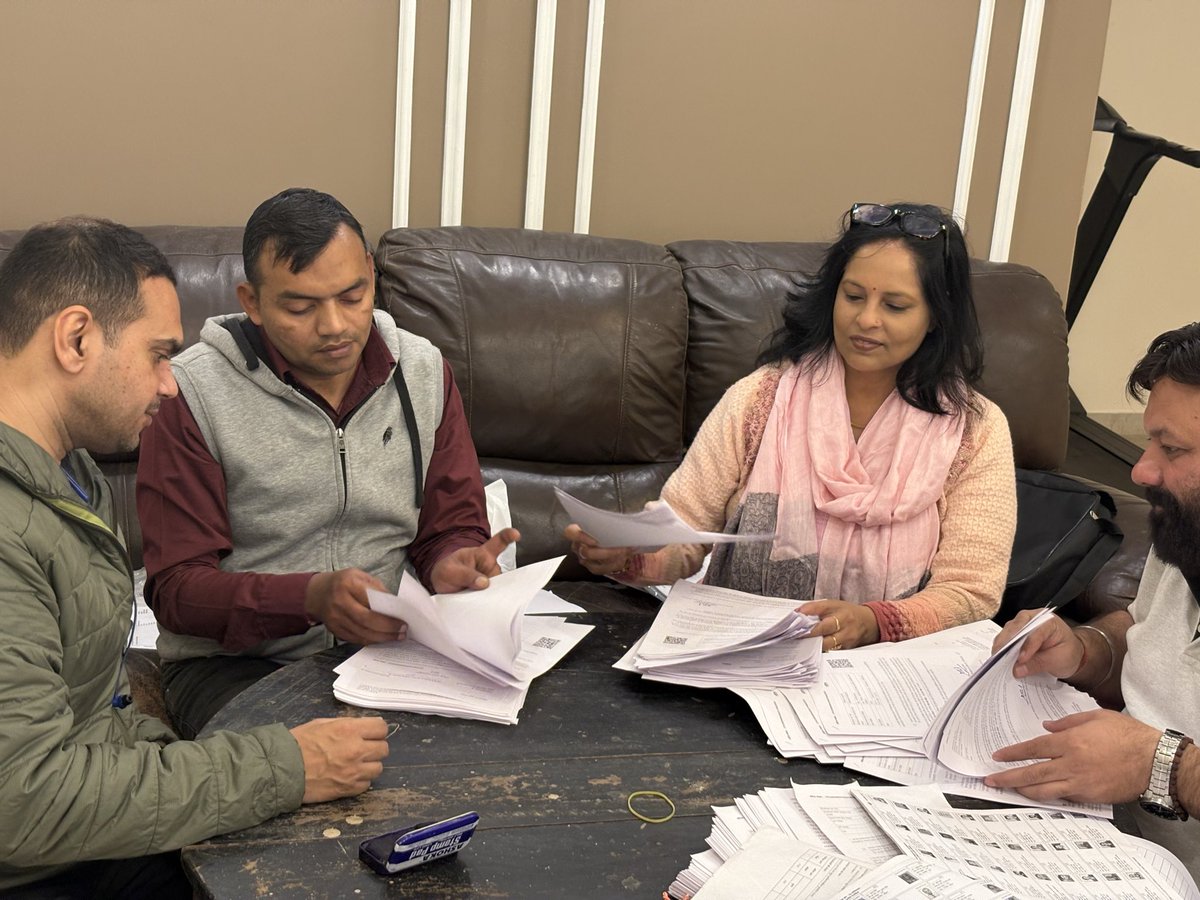 DrRicha77's tweet image. महानगर अध्यक्ष मयंक गोयल जी के निर्देशानुसार आज क्रॉसिंग क्षेत्र के बूथ 42,43,44,47 पर सभी BLO व आनंद वाजपेयी जी के साथ बैठकर SIR मैपिंग नोटिस नव मतदाता पंजीकरण कार्य पूरी निष्ठा से किया।
लोकतंत्र को सशक्त करने का संकल्प।
#BJP #BoothLevel #SIRMapping #NewVoters #StrongDemocracy