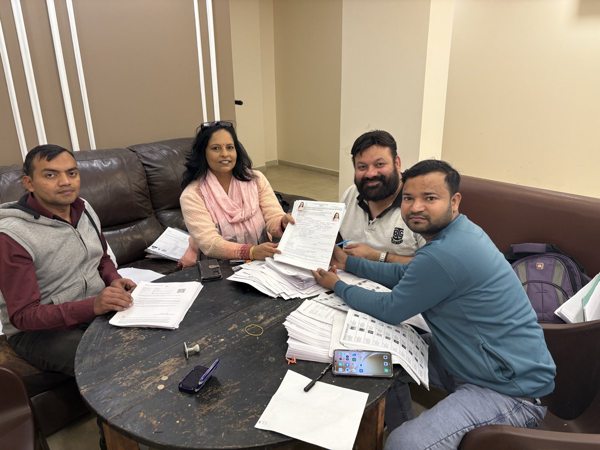 DrRicha77's tweet image. महानगर अध्यक्ष मयंक गोयल जी के निर्देशानुसार आज क्रॉसिंग क्षेत्र के बूथ 42,43,44,47 पर सभी BLO व आनंद वाजपेयी जी के साथ बैठकर SIR मैपिंग नोटिस नव मतदाता पंजीकरण कार्य पूरी निष्ठा से किया।
लोकतंत्र को सशक्त करने का संकल्प।
#BJP #BoothLevel #SIRMapping #NewVoters #StrongDemocracy