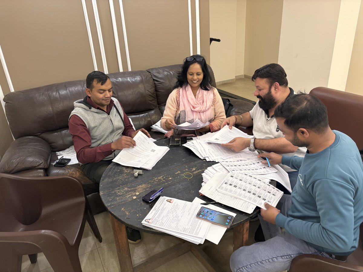 DrRicha77's tweet image. महानगर अध्यक्ष मयंक गोयल जी के निर्देशानुसार आज क्रॉसिंग क्षेत्र के बूथ 42,43,44,47 पर सभी BLO व आनंद वाजपेयी जी के साथ बैठकर SIR मैपिंग नोटिस नव मतदाता पंजीकरण कार्य पूरी निष्ठा से किया।
लोकतंत्र को सशक्त करने का संकल्प।
#BJP #BoothLevel #SIRMapping #NewVoters #StrongDemocracy