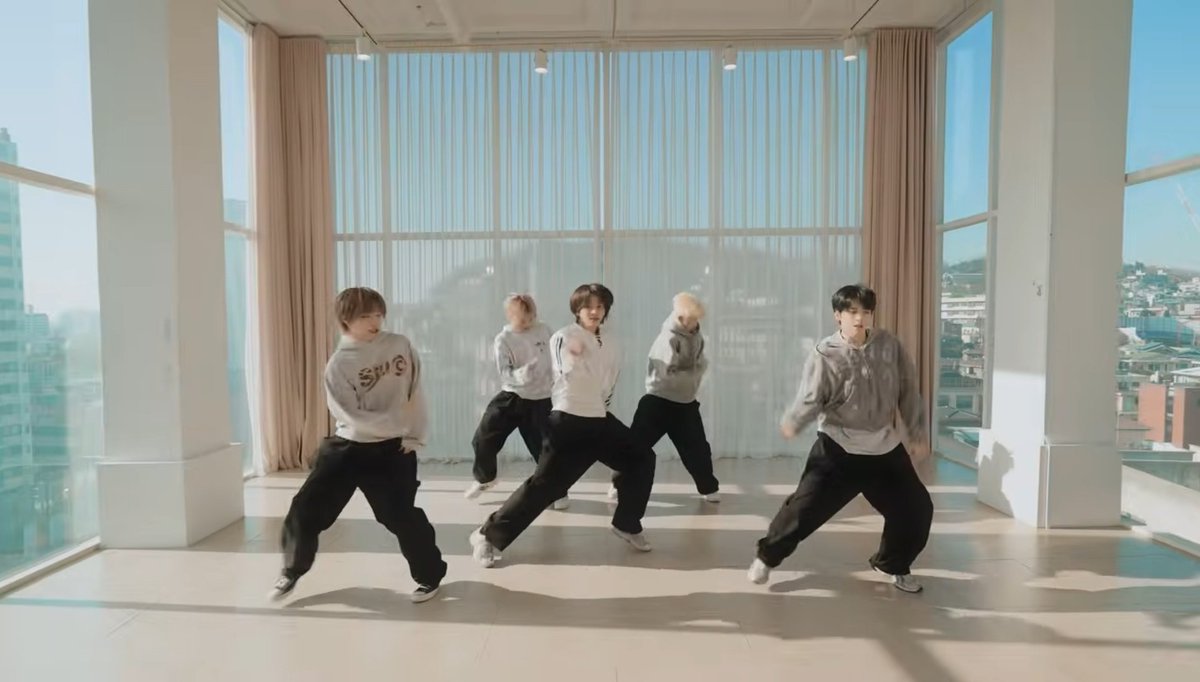 HB__PP's tweet image. อย่าบอกนะว่า นี่ห้องซ้อมตึกใหม่ กัวแล้ววววว กริดเป็นใครปลอมตัวมาาาา