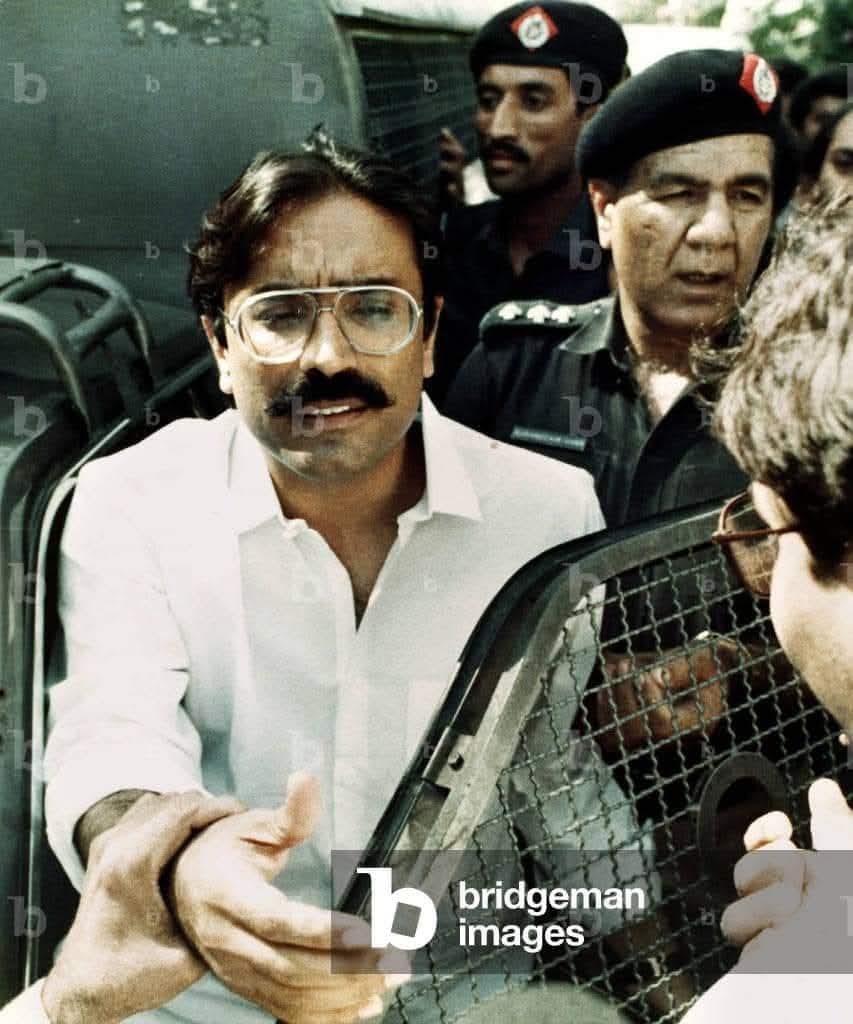 پیر پگاڑو سمیت جی ڈی اے والوں اور بغضِ زرداری(بغضِ بھٹو) والوں کیلئے فقط اتنا ہی کہ۔۔۔

تر دامنی پہ شیخ ہماری نہ جائیو 
دامن نچوڑ دیں تو فرشتے وضو کریں