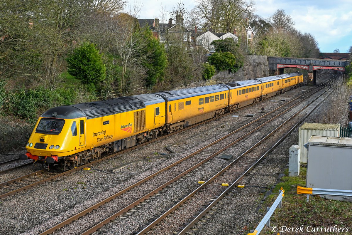 carru12901's tweet image. Network Rail NMT (flying banana) HST power cars 43013 &amp;amp; 43062 at Barrow upon Soar on the 16th February 2026 on the 15:00 (1Z01) Leicester LIP to Cambridge receptions 1 &amp;amp; 2 running 72 minutes early. #HST #MML #HighSpeedTuesday #class43