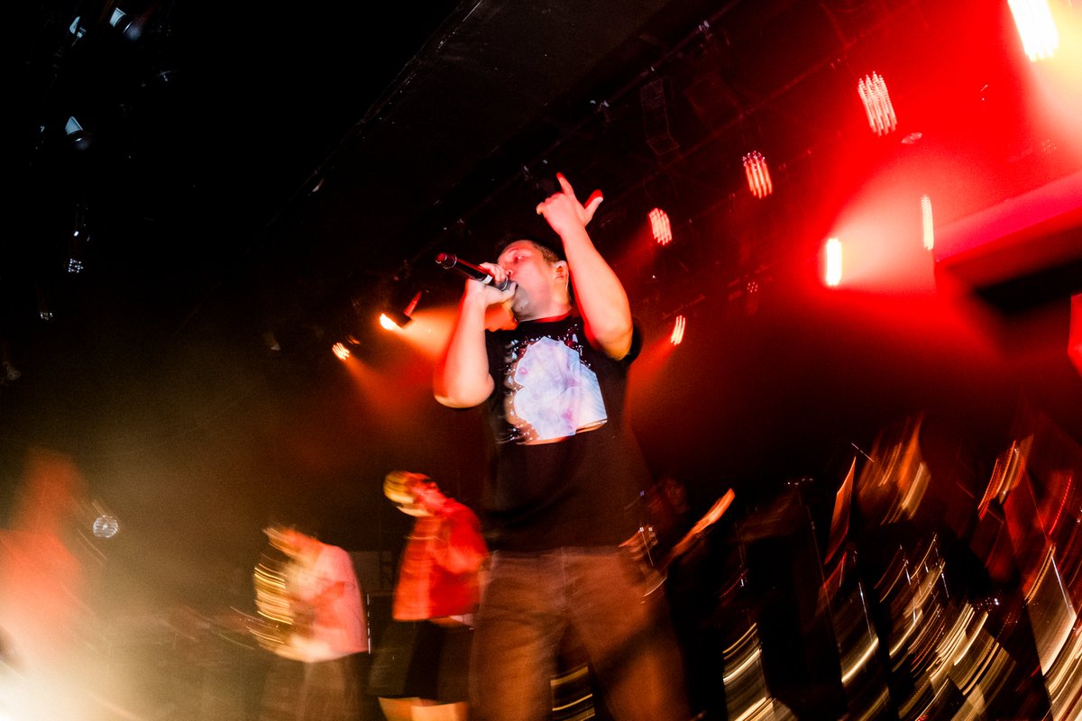keiharad's tweet photo. ”ラップゲームの外側で：Dos Monos『Theater D vol.5』が見せたインディ・ラップの未来と歴史的一歩”

billy woodsとBy Stormも出演した、Dos Monosの自主企画ライブ『Theater D vol.5』のレポ書きました🎩イベント開催に至るまでの事前の仕掛けや動き方含めて、日本のインディ・ラップシーンの未来につながる歴史的なイベントだったと思う。あの場にいた人もいなかった人もみんな読んで欲しい、レツゴウ