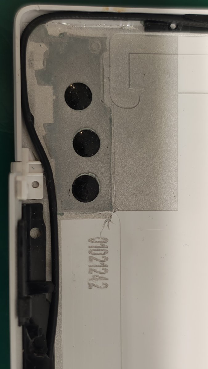 pc__fixs's tweet photo. ノートパソコンのヒンジ部分なんですが、ネジ穴プラ部品が天板に張り付いているだけという状態のものが多いですね。
ノートパソコンで一番テンションがかかる部分なのに、このよわよわ機構。
そりゃ金具に負けて破損するよ…という感じです🥲

←正常な状態　　破損した状態→

＃パソコン修理 https://t.co/7KcjMosk1P