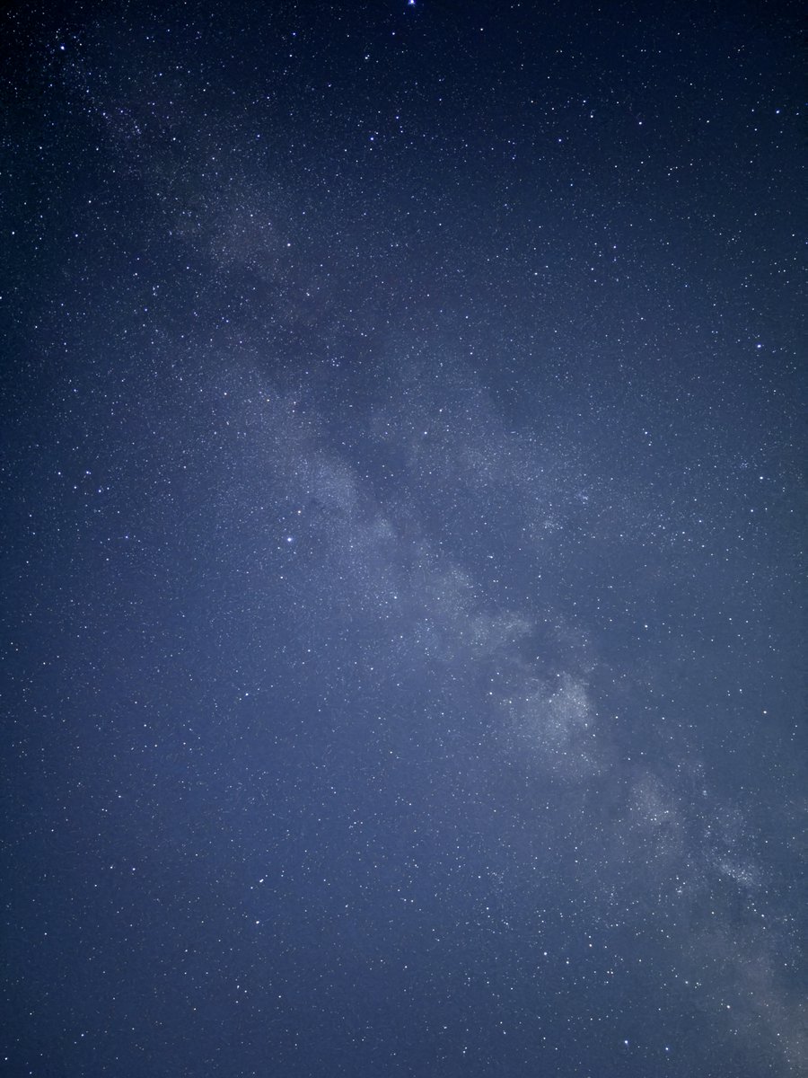 snadraM1's tweet image. iPhone ユーザーの友人に
iPhone での星空の撮り方を教えたらめちゃ喜ばれました。
ナイトモードを最大にして固定。
30秒になったらシャッターを切れば、天の川も撮れる。iPhone 15以降はかなり良い。