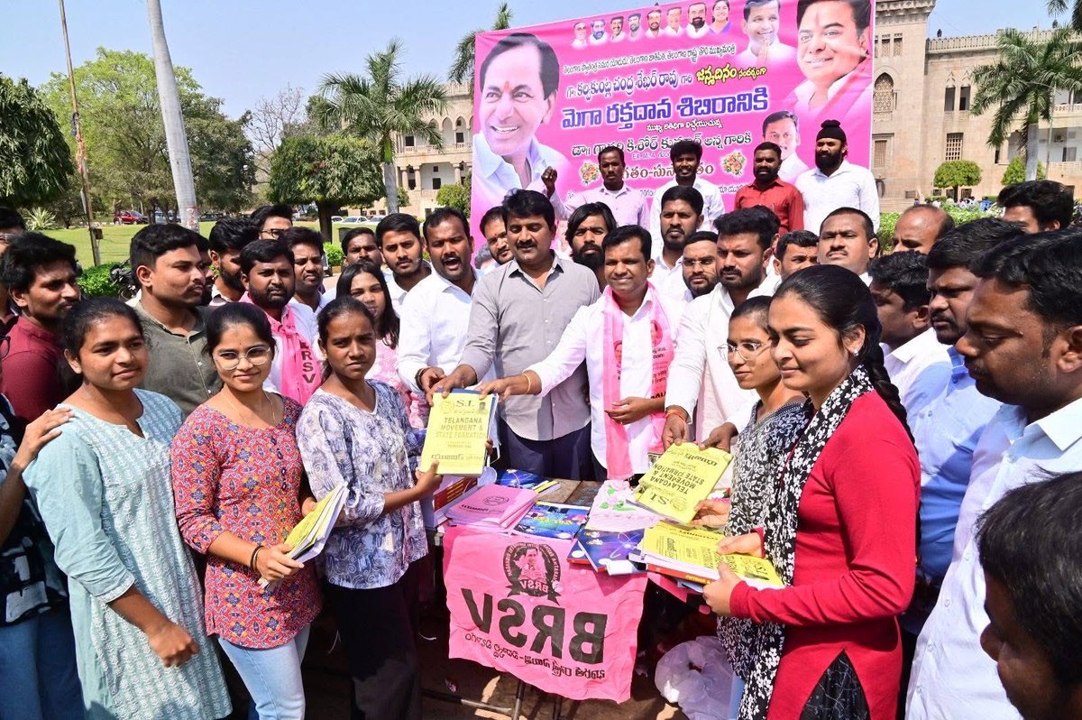 DNevuri's tweet photo. తెలంగాణ జాతి పిత మాజీ ముఖ్యమంత్రి వర్యులు KCR గారి జన్మదినం సందర్భంగా *ఉస్మానియా యూనివర్సిటీ ఆర్ట్స్ కళాశాల ఆవరణలో మొక్కలు నాటి కేక్ కట్ చేసి పలు కార్యక్రమాలు చేయడం జరిగింది⁦@KTRBRS⁩ ⁦@BRSparty⁩ ⁦@BRSParty_News⁩ https://t.co/ctL6LoqIwZ