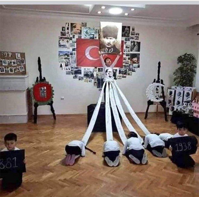 Okullardaki RAMAZAN etkinliklerine kuduran alçaklar,OKULLARDA Atatürk'e secde ettirmek, ANAYASA ve mevzuatına uygun muydu ?

KAHROLSUN KEMALİZM..
#CenkHocaTutuklansın