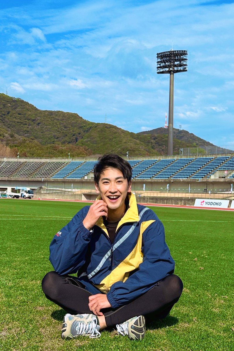 KESUIKETABASHI's tweet photo. 高知龍馬マラソン2026

フィニッシュ会場でリポートをさせていただきました！
僕がいた場所からはランナーさんの表情がよく見え、感���とパワーをいただきました✨
心から尊敬します！
皆さま、お疲れ様でした🍙

走れそうな格好ですが、200mくらい走ったらゼーゼーします笑

 #高知 #高知龍馬マラソン https://t.co/OCZNZphVbq