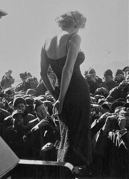 oleh_universal's tweet photo. Marilyn Monroe traveled to Korea to entertain the American troops.

February, 1954 https://t.co/iLLoJkj0pZ