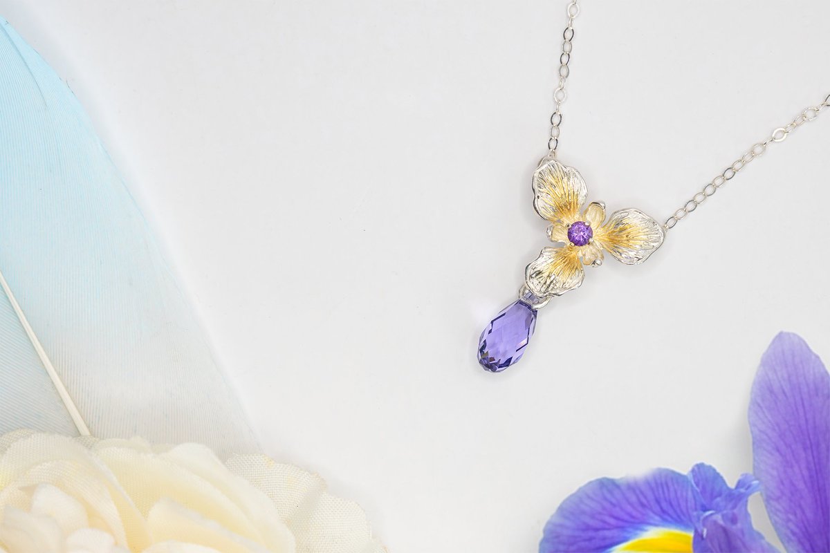 Stellane年度企劃《Month in Bloom》【誕生花×誕生石】

以農曆新年為起點，為這個新系列畫下開頭。
結合每個月的誕生花與誕生石，在銀飾上刻劃屬於不同季節的景色。

Vol.1 二月：鳶尾花(Iris) × 紫水晶(Amethyst)