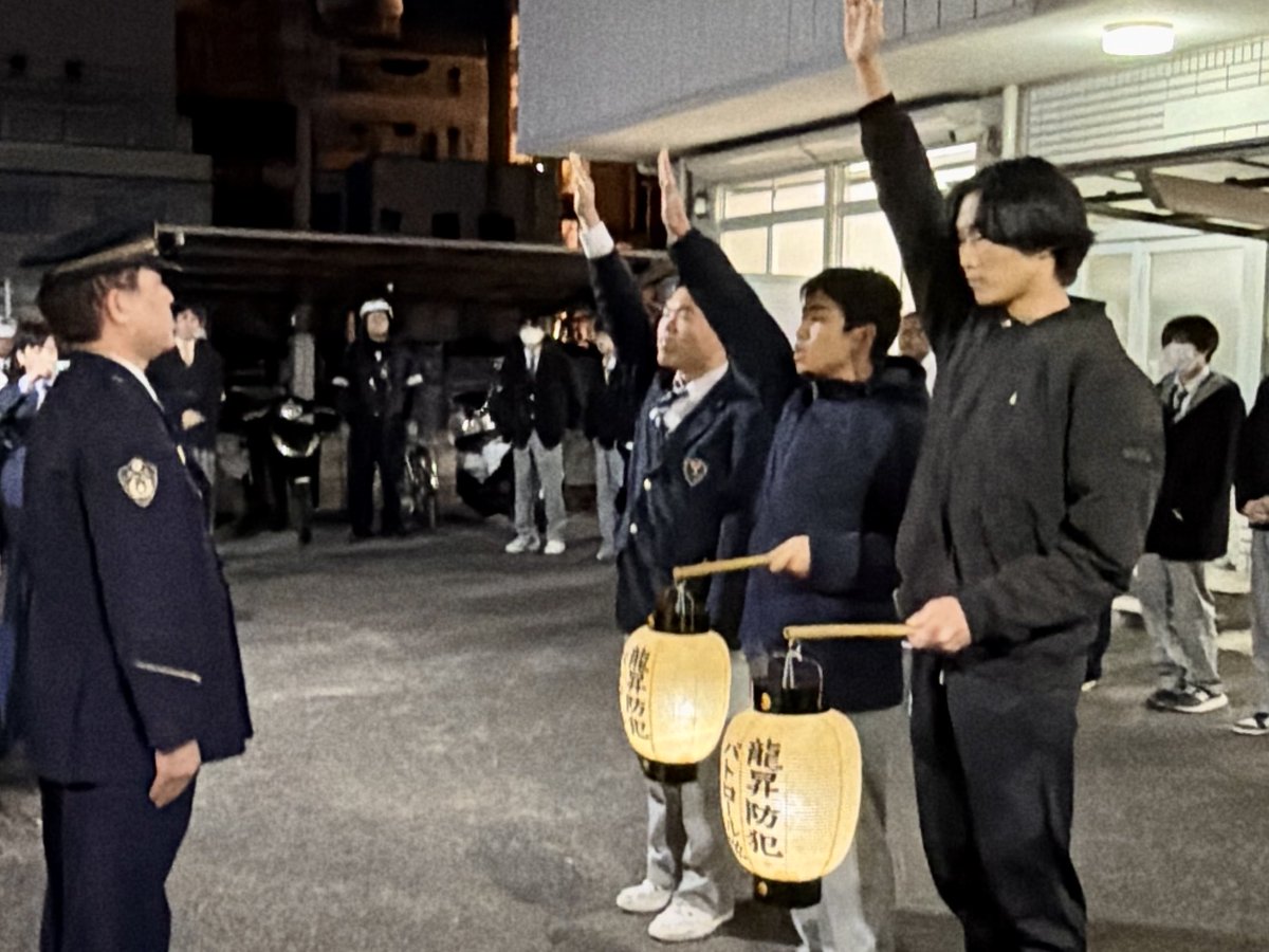tk2_ryusho's tweet photo. 本日徳島名西警察署にて
80年続く地元地域防犯奉仕活動について
感謝状を拝受いたしました
これもひとえに地元地域の皆さま、警察の皆さまのバックアップ、そして80年の歴史を紡いで来た卒業生の皆さまのおかげです
深く感謝申し上げます🙇‍♂️
…
私の活動歴はまだ約15年か
これからも継続して行くぞー‼️ https://t.co/gT2dwKQOkF
