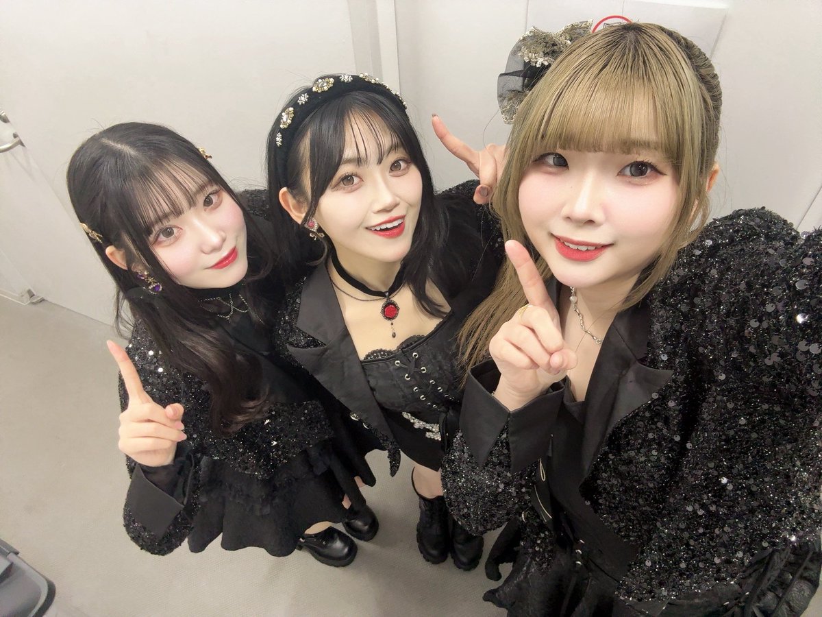 どうやら金曜日の定期公演も忘れていたようですね……失礼いたしました…笑

いっちゃん生誕祭、ステラキューブさんでのIDOL Stellar Vol.57、ありがとうございました〜‼️
メイドでかわい〜くいったあとはギラギラ黒衣装でかっこよく決めてみました😎(💜)
 #TBM_now
 #ツボミシンフォニー
