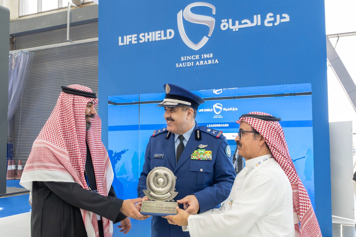 سعدنا بتكريم سعادة اللواء الطيار الركن طلال بن سليمان الغامدي لرئيس مجلس الإدارة سعادة الأستاذ هشام بن منصور الجمعان، وذلك خلال #معرض_الدفاع_العالمي، حيث قدّم سعادته درعًا تذكاريًا تكريمًا له.

#WDS2026
#مستقبل_التكامل_الدفاعي
