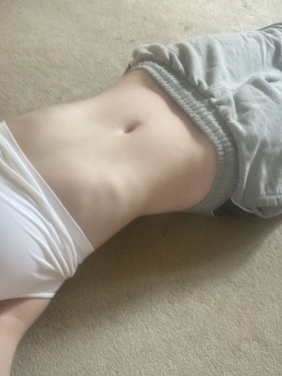 vani11a_lac3's tweet photo. guys this is my first body check Im a bit scared pls don’t be mean 😭 Im trying to lose it I gained at Christmas and we all know January was shit so anyway here’s me after breakfast #edtwt #ed #ricecrackertwt #bodychecktwt https://t.co/5THPz1imE0