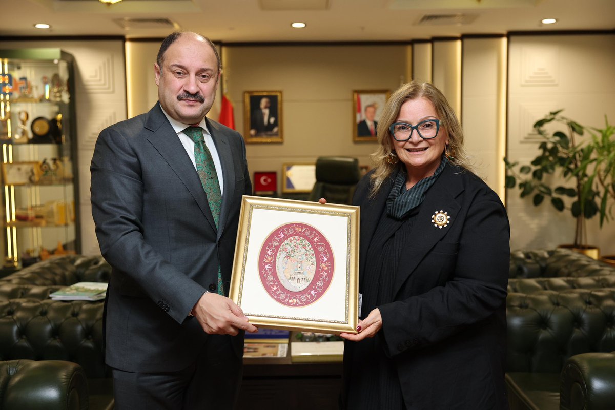 sanliurfabld's tweet photo. Sağlıklı Kentler Birliği’nden Başkan Gülpınar’a Ziyaret.

Türkiye Sağlıklı Kentler Birliği heyeti, Şanlıurfa Büyükşehir Belediye Başkanımız Mehmet Kasım Gülpınar’ı makamında ziyaret etti.

Ziyarete; Birlik Genel Sekreteri Hatice Gökçe Başkaya, Genel Sekreter Yardımcısı Ahmet Toker, İzmir Planlama Ajansı Başkanı Koray Velibeyoğlu ve Dünya Sağlık Örgütü Avrupa Sağlıklı Şehirler Ağı Bilim Komitesi Üyesi Pınar Okyay katıldı.

Görüşmede; yerel yönetimlerde sağlığın geliştirilmesine yönelik çalışmalar, Avrupa Sağlıklı Şehirler Ağı 8. Faz süreci ve şehirlerimizin daha sağlıklı, dirençli ve sürdürülebilir bir yapıya kavuşması için olası iş birlikleri ele alındı.

Başkanımız Mehmet Kasım Gülpınar, Şanlıurfa’nın genç ve dinamik nüfus yapısıyla sağlıklı şehir vizyonunu güçlendirmeye kararlı olduklarını belirterek nazik ziyaretlerinden dolayı heyete teşekkür etti.