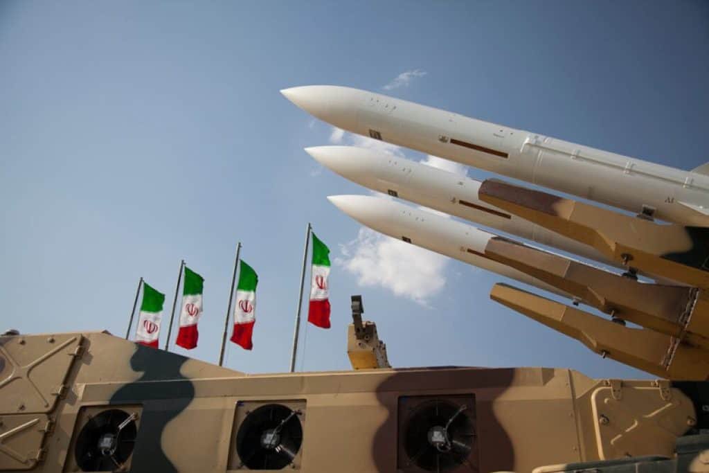 CryptoAici's tweet photo. BREAKING: Iran a testat rachete de mare calibru în Golful Persic, pe fondul exercițiilor militare

Iranul a desfășurat teste cu rachete în zona Golfului Persic, într-un moment în care tensiunile regionale sunt deja ridicate, iar rutele maritime rămân sub presiune.

De ce contează pentru piețe:
•petrolul reacționează primul: orice risc pe rute cheie = prime de risc mai mari și volatilitate în energie
•energia mai scumpă poate reaprinde discuția despre inflație, chiar dacă datele economice se răcesc
•pentru activele de risc (acțiuni + crypto), astfel de episoade tind să aducă mișcări bruște: “risk-off” rapid, lichidări pe levier, apoi rebound-uri la fel de rapide dacă nu apare escaladare

Ce urmăresc traderii acum:
•dacă exercițiile rămân strict “show of force” sau apar restricții reale de trafic
•reacția prețului la petrol și USD (de obicei dictează tonul pentru restul piețelor)
•dacă volatilitatea se mută în crypto prin lichidări (mai ales pe ETH/BTC)

Urmărește @cryptoaici pentru știri rapide și context clar — fără zgomot, fără panică.