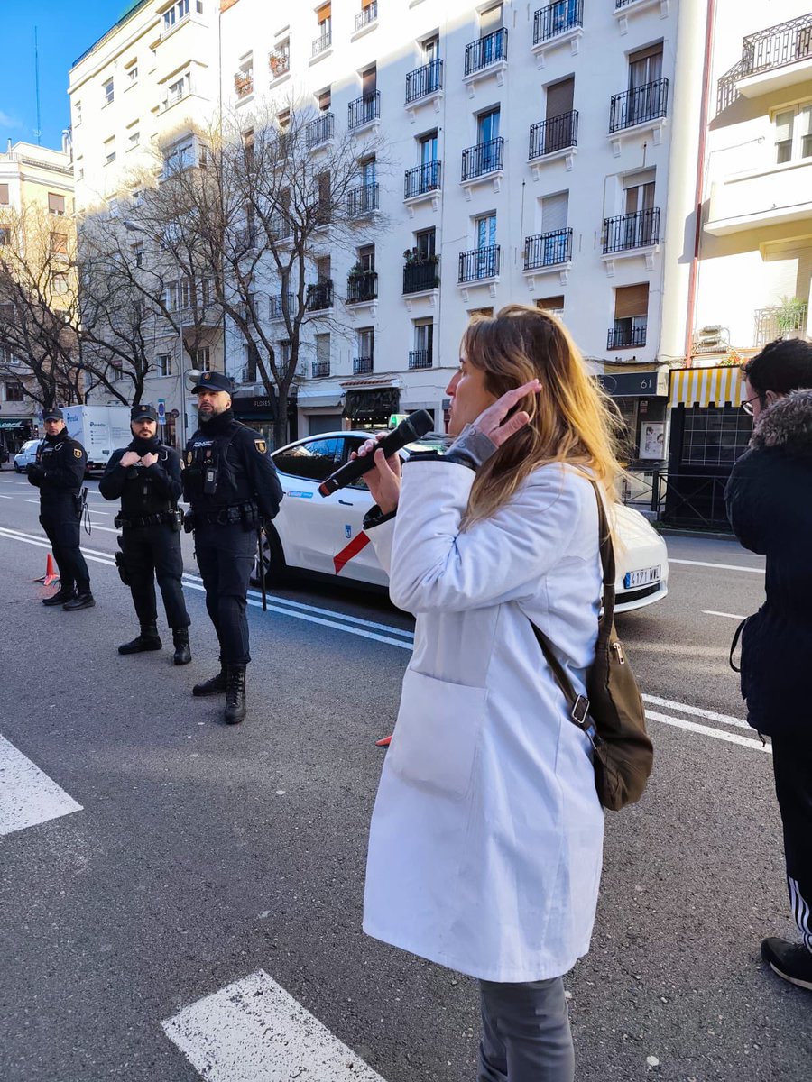 MUDmedicos's tweet photo. 📣Segundo día de huelga.
 Hoy estamos concentrados frente al Hospital de La Princesa de Madrid, defendiendo un Estatuto del Médico propio que regule nuestra profesión y ponga fin a la precariedad que sufrimos en toda España.

Seguimos reivindicando condiciones dignad y ejercer una medicina segura. Por  nosotros, por nuestros pacientes.