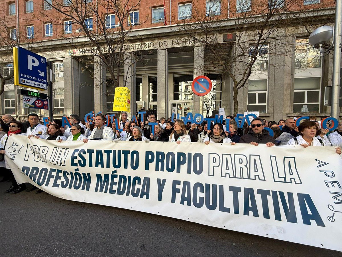 MUDmedicos's tweet photo. 📣Segundo día de huelga.
 Hoy estamos concentrados frente al Hospital de La Princesa de Madrid, defendiendo un Estatuto del Médico propio que regule nuestra profesión y ponga fin a la precariedad que sufrimos en toda España.

Seguimos reivindicando condiciones dignad y ejercer una medicina segura. Por  nosotros, por nuestros pacientes.