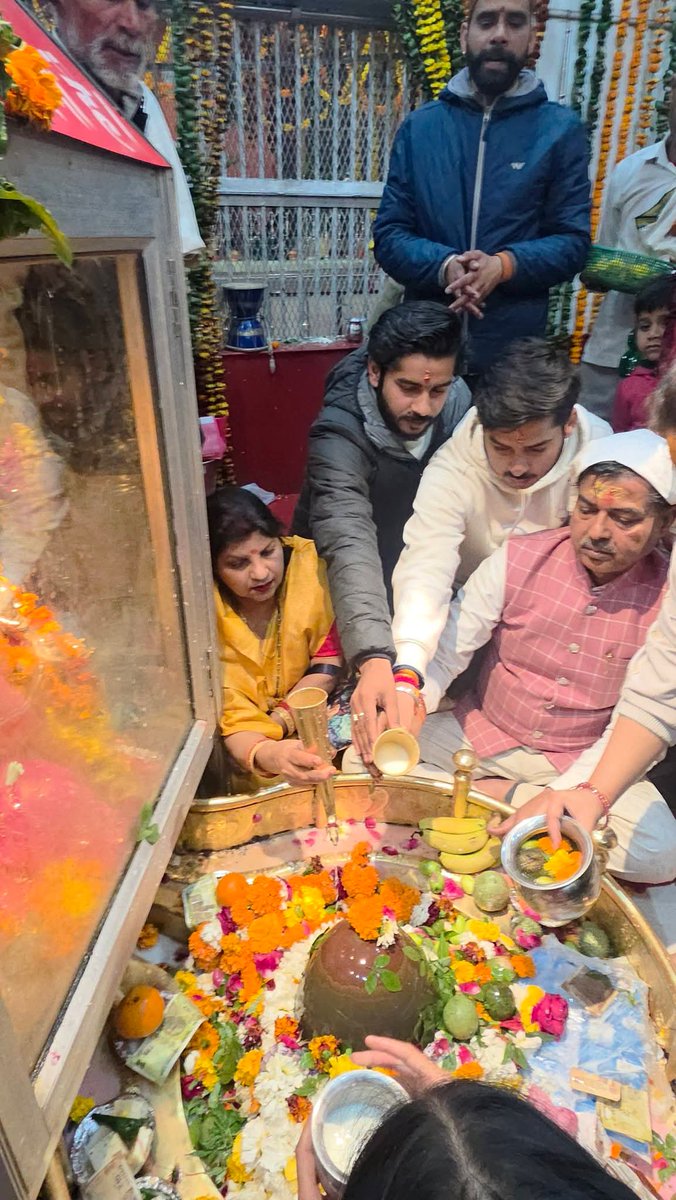 AdeshchauhanUK's tweet photo. विवाह की वर्षगाँठ पर परिवार के साथ श्री बिल्वकेश्वर महादेव मंदिर में रुद्राभिषेक कर भगवान शिव का आशिर्वाद प्राप्त किया। 
#रानीपुर_विधानसभा #PushkarSinghDhami #BJPUttrakhand https://t.co/Olhb1dByRi