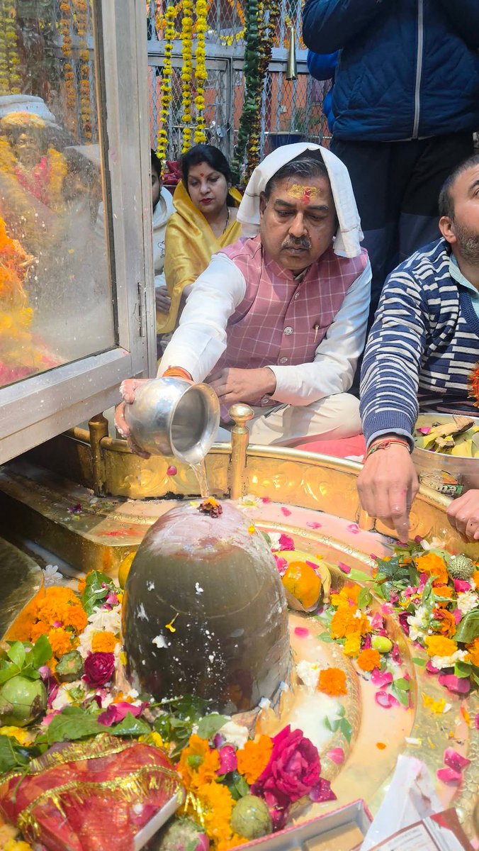 AdeshchauhanUK's tweet photo. विवाह की वर्षगाँठ पर परिवार के साथ श्री बिल्वकेश्वर महादेव मंदिर में रुद्राभिषेक कर भगवान शिव का आशिर्वाद प्राप्त किया। 
#रानीपुर_विधानसभा #PushkarSinghDhami #BJPUttrakhand https://t.co/Olhb1dByRi