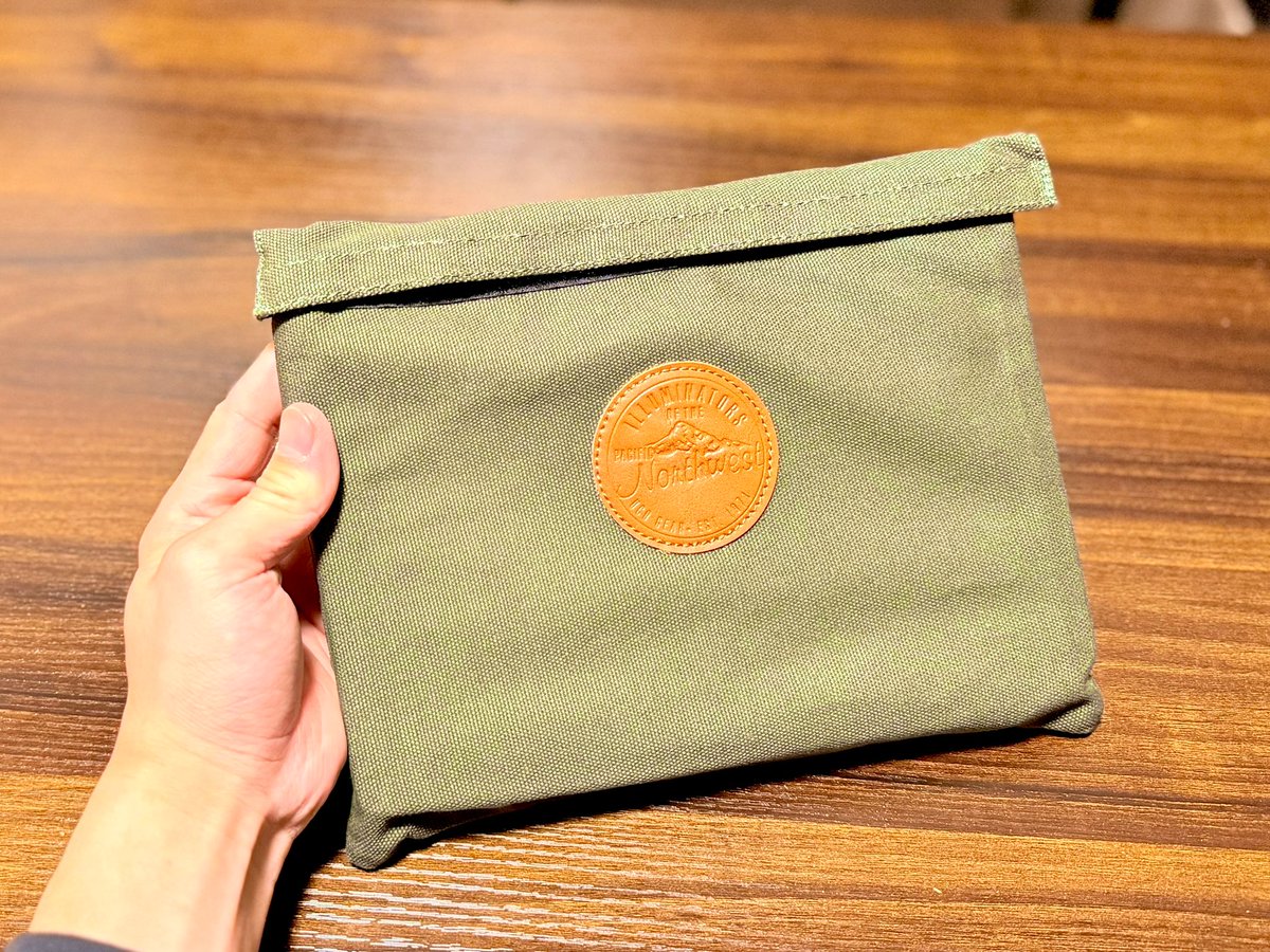 コンパクト焚き火グリル買っちった〜🔥
折りたたみ式で準備時間かからないし、めちゃ軽いし可愛いし一目惚れ☺️
百均の焼き網もサイズぴったりで、隙間から薪も足せて相性良過ぎる✨
今週末さっそく試しに使ってみよう😎